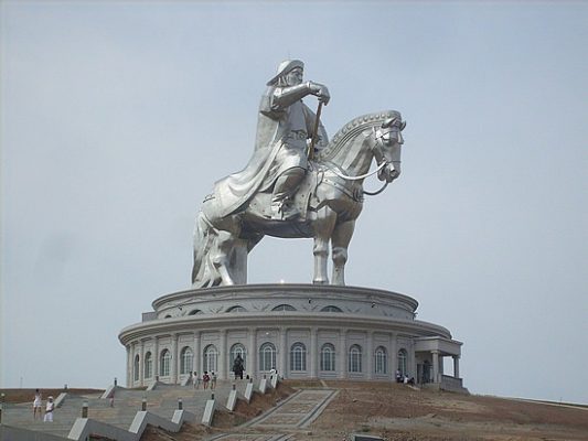 1-1280158627-1_genghis-khan-statue1
