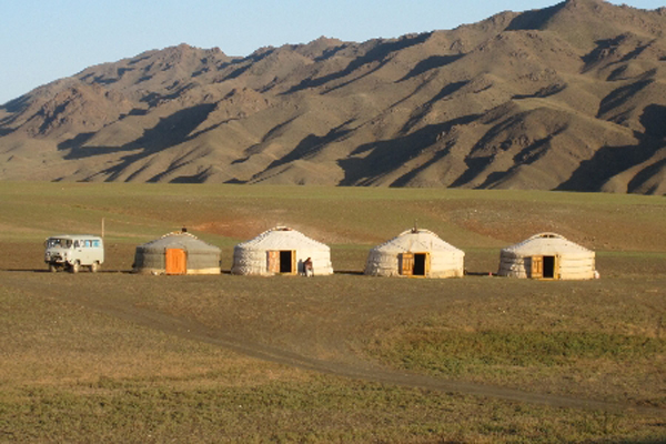 2-gobi-desert-camp1